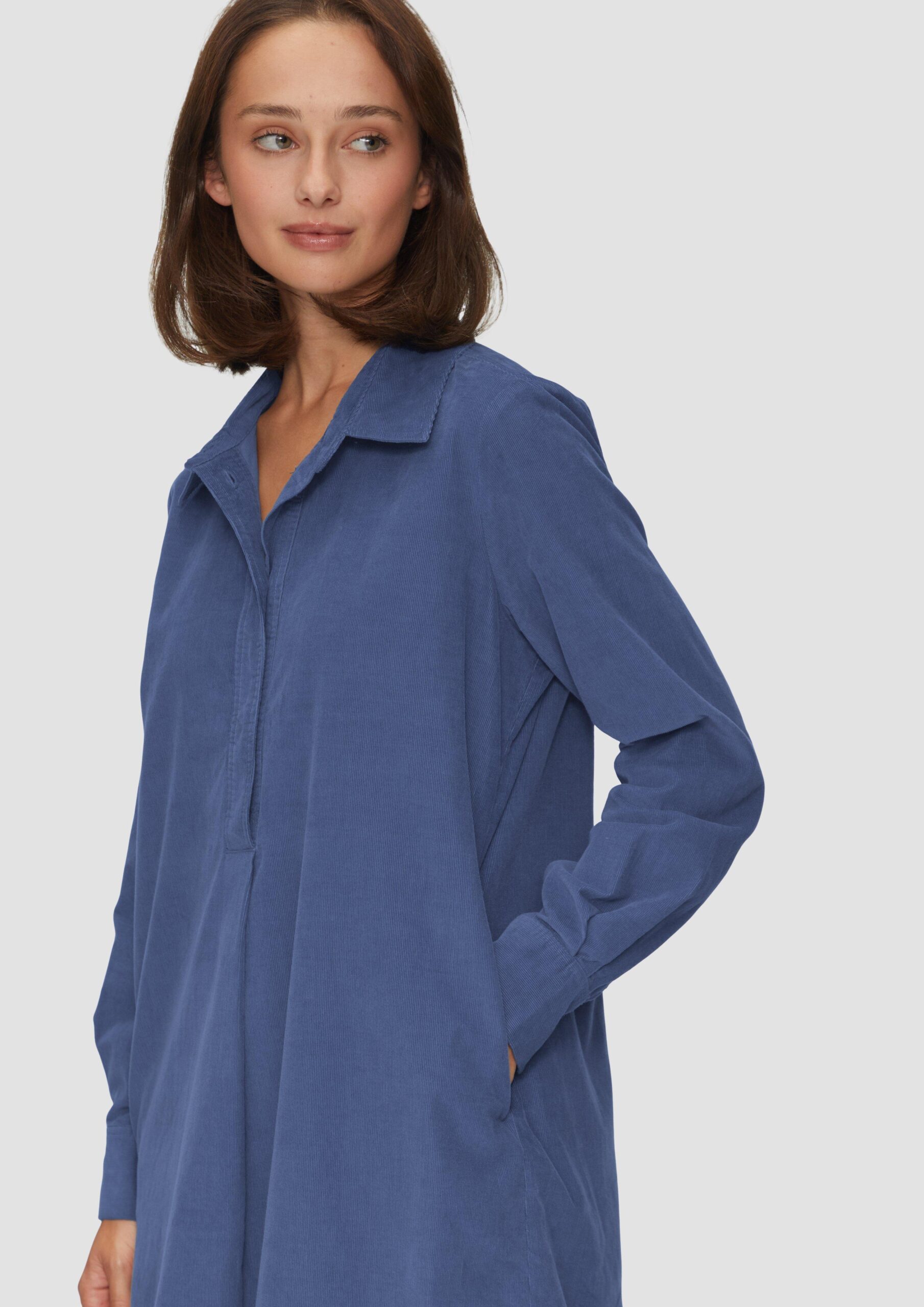 Hemdblusenkleid aus Feincord mit seitlichen Eingrifftaschen