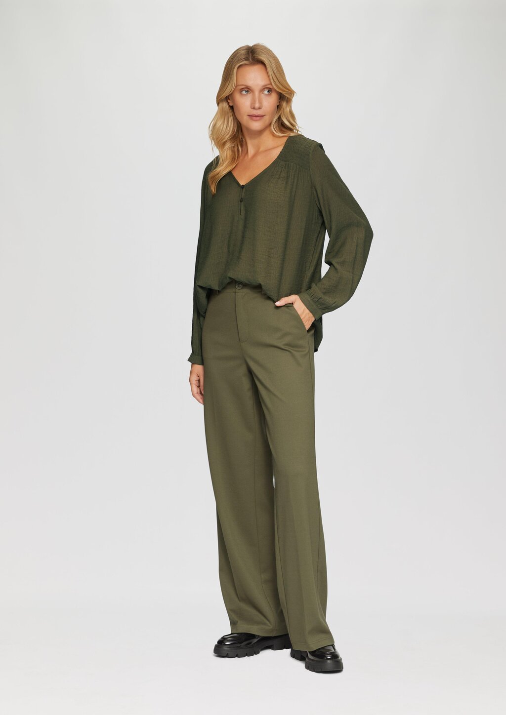 Strukturierte Bluse aus Viskosemix mit Smok Details