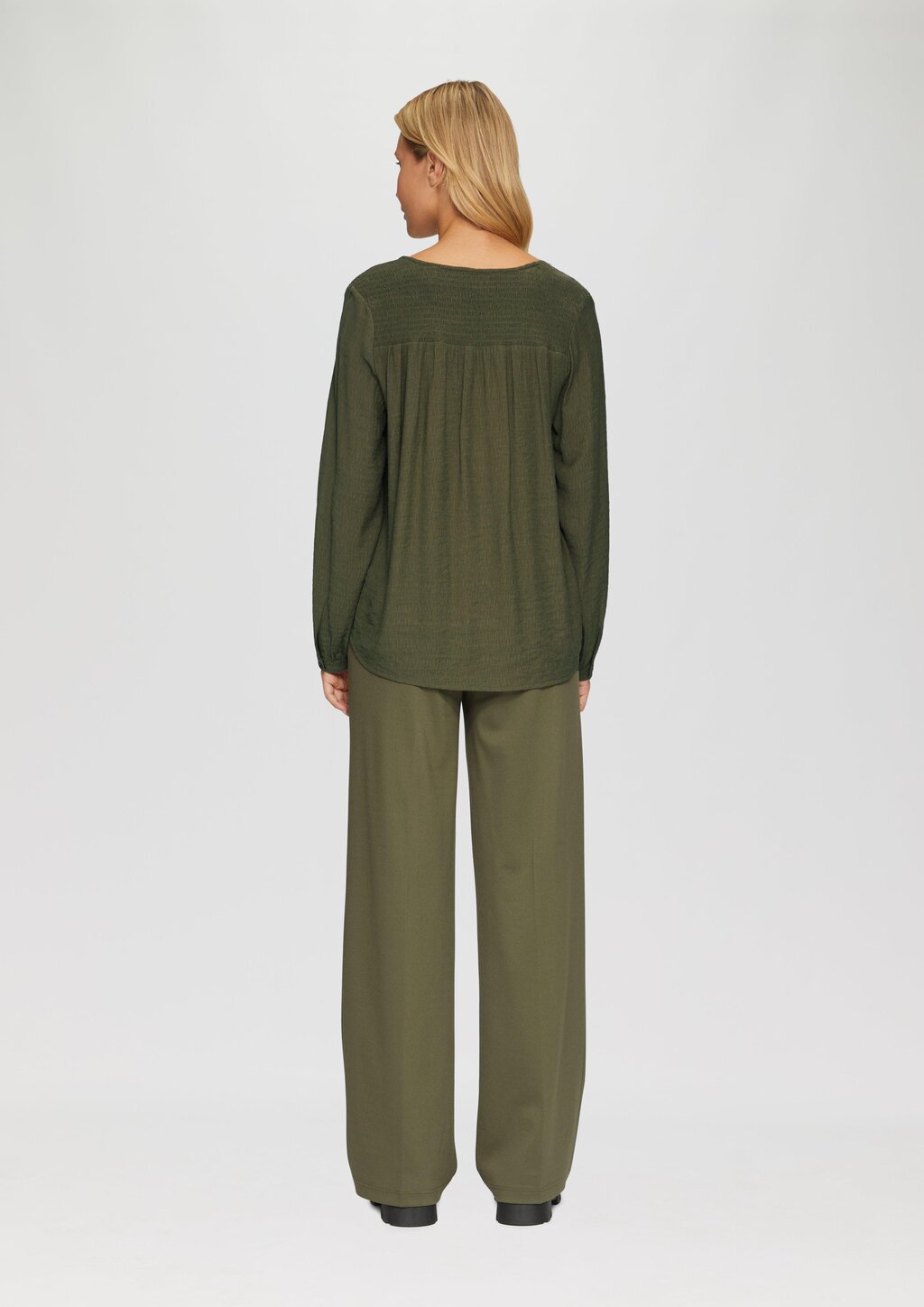 Strukturierte Bluse aus Viskosemix mit Smok Details