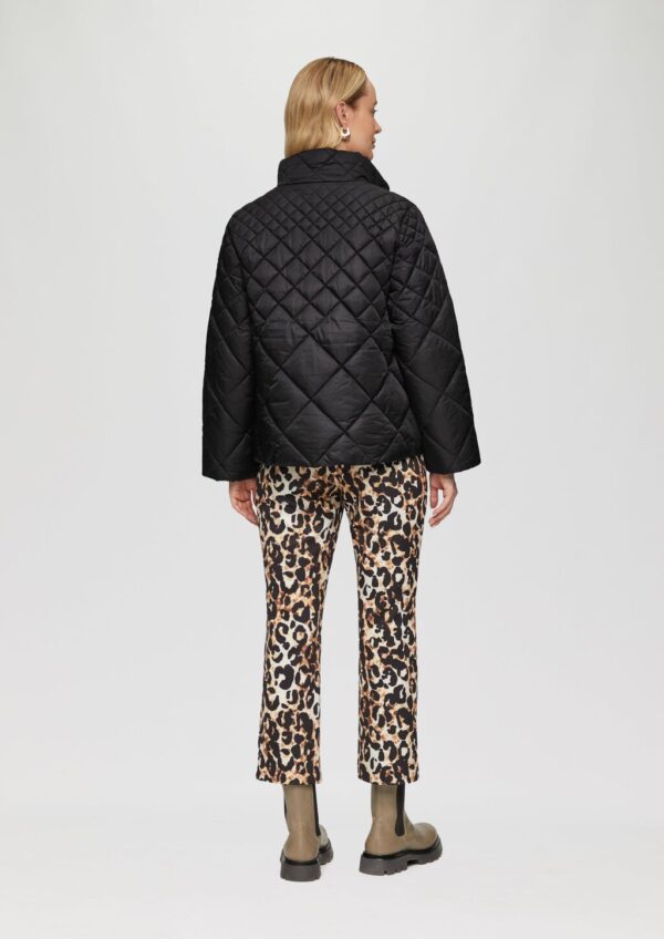 Ausgestellte Steppjacke mit Stehkragen