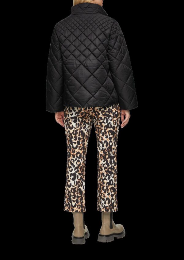 Ausgestellte Steppjacke mit Stehkragen