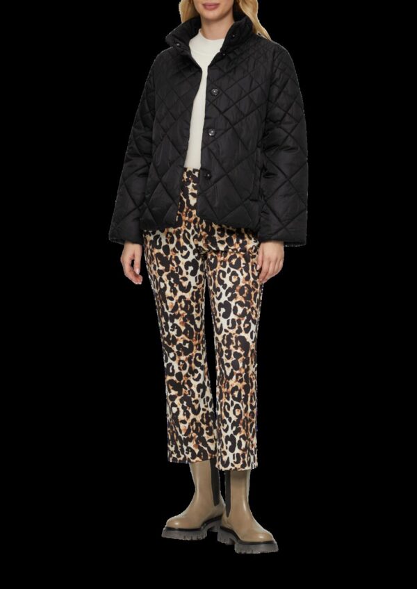 Ausgestellte Steppjacke mit Stehkragen