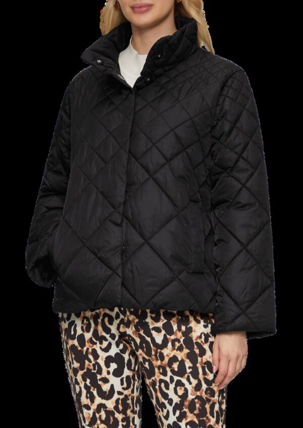 Ausgestellte Steppjacke mit Stehkragen