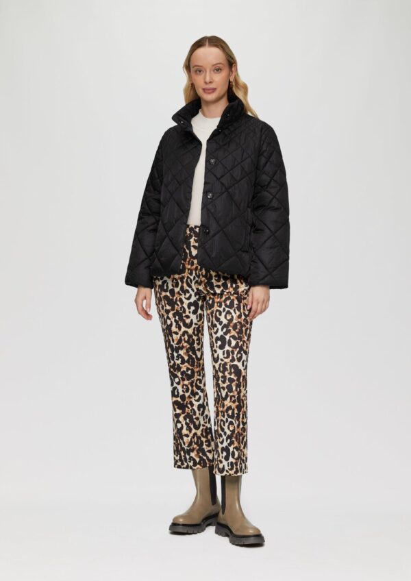 Ausgestellte Steppjacke mit Stehkragen