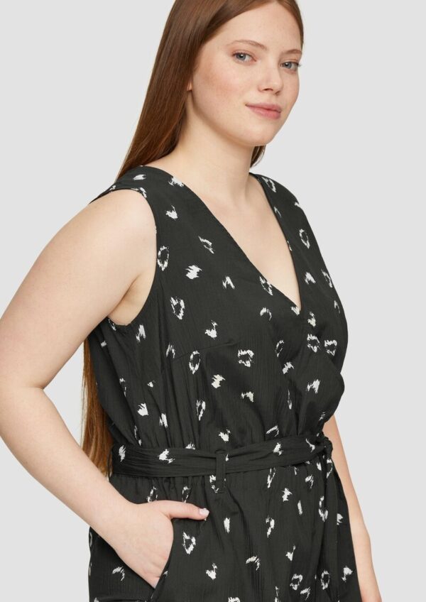 Ärmelloser Jumpsuit mit Eingrifftaschen und Bindeband