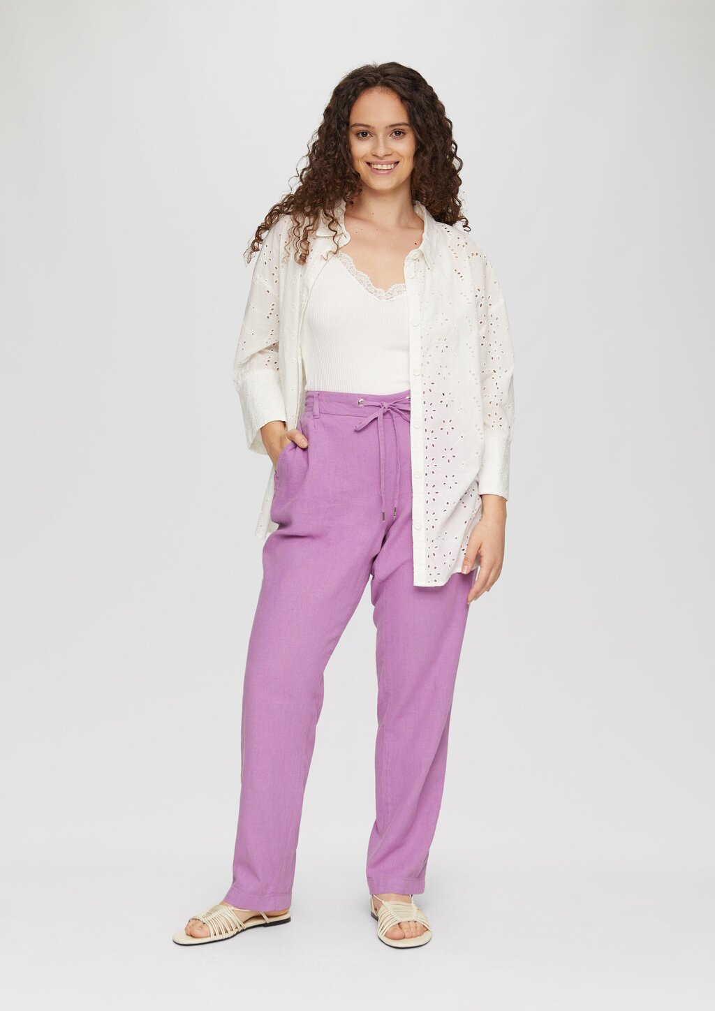 Hose aus Leinenmix mit Elastikbund und schmal zulaufendem Bein