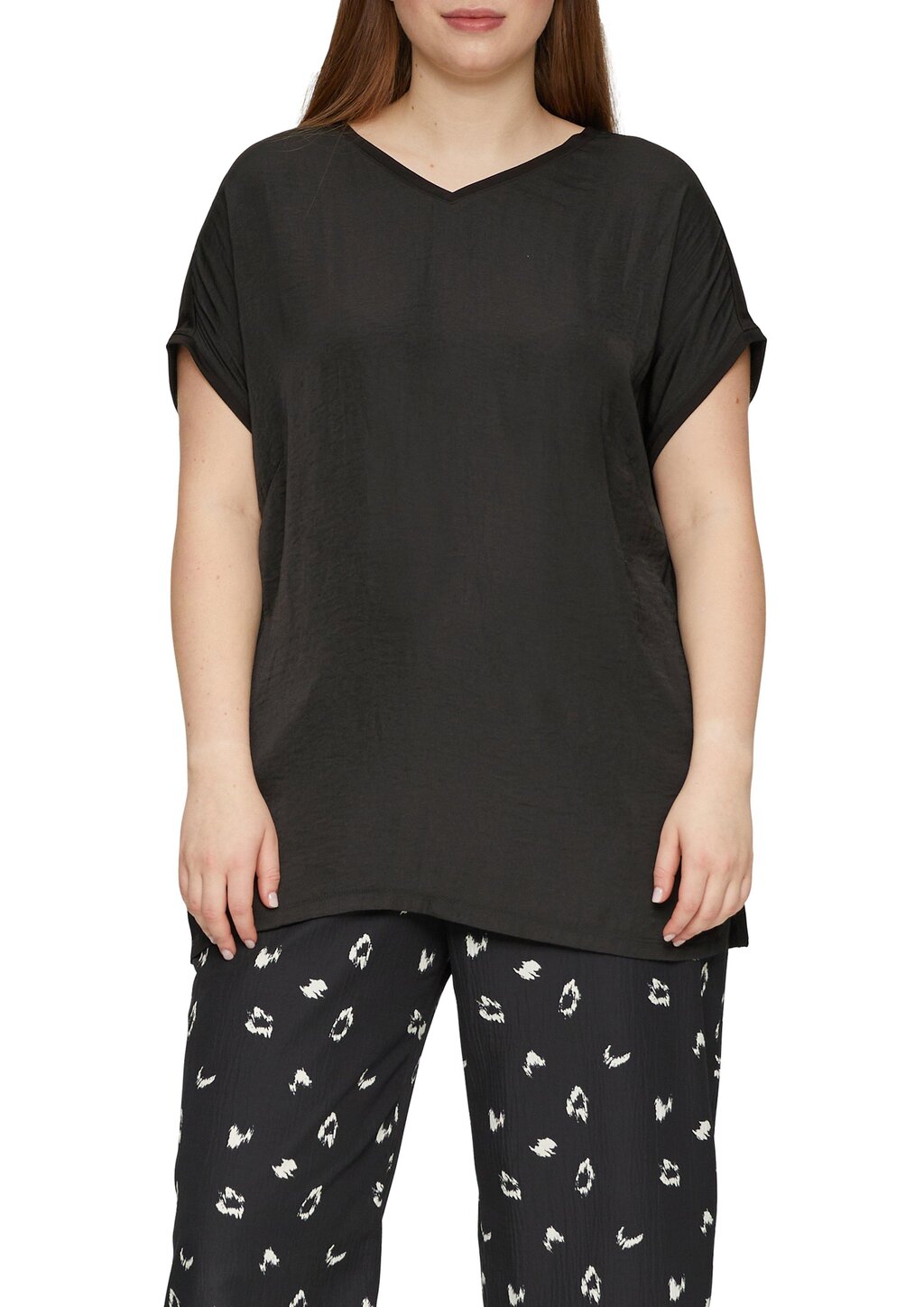 Fabricmix-Shirt im Loose Fit mit V-Ausschnitt