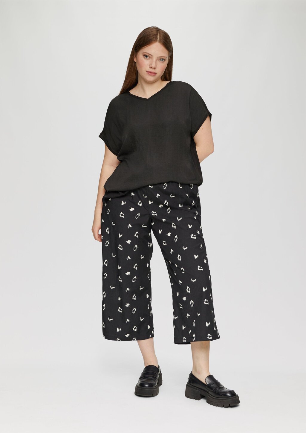 Fabricmix-Shirt im Loose Fit mit V-Ausschnitt