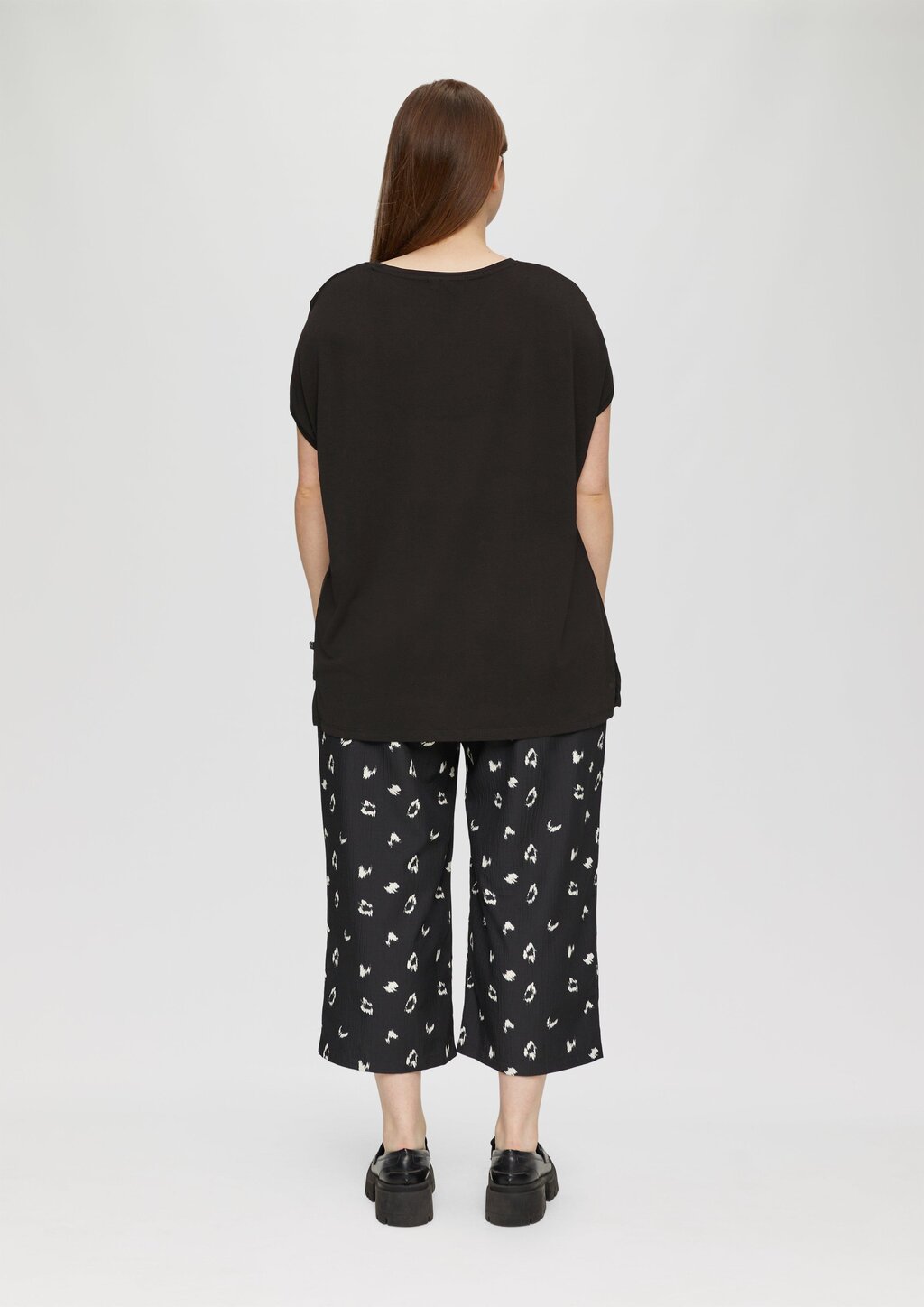 Fabricmix-Shirt im Loose Fit mit V-Ausschnitt