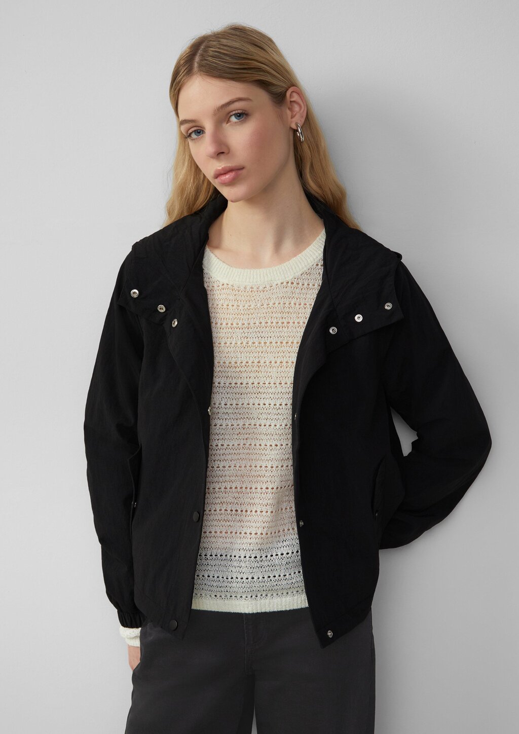 Nylon-Jacke mit Kapuze und verstellbarem Saum