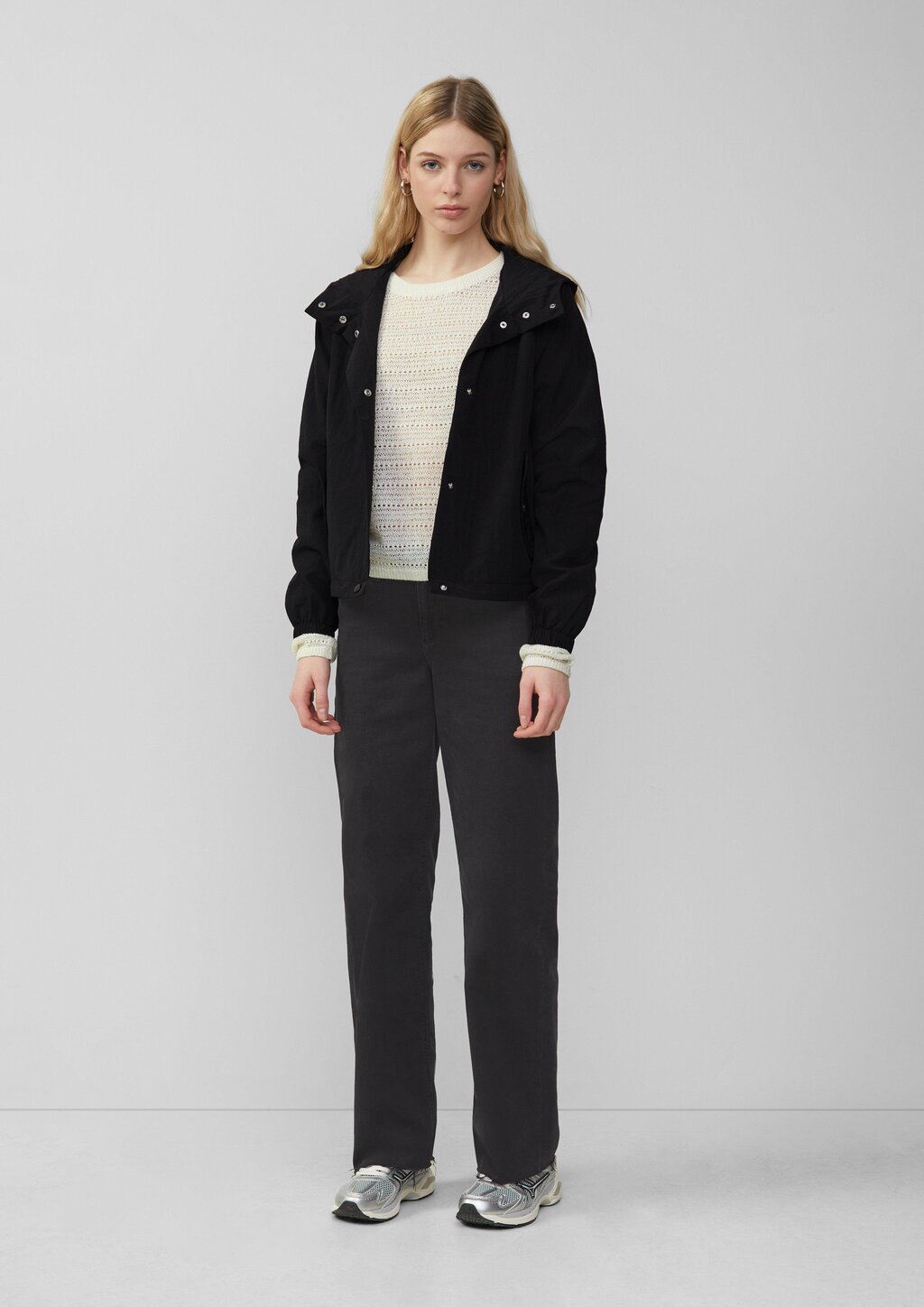 Nylon-Jacke mit Kapuze und verstellbarem Saum