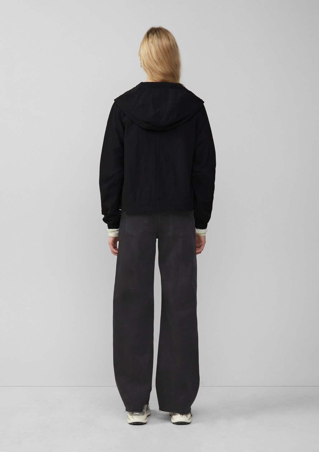 Nylon-Jacke mit Kapuze und verstellbarem Saum