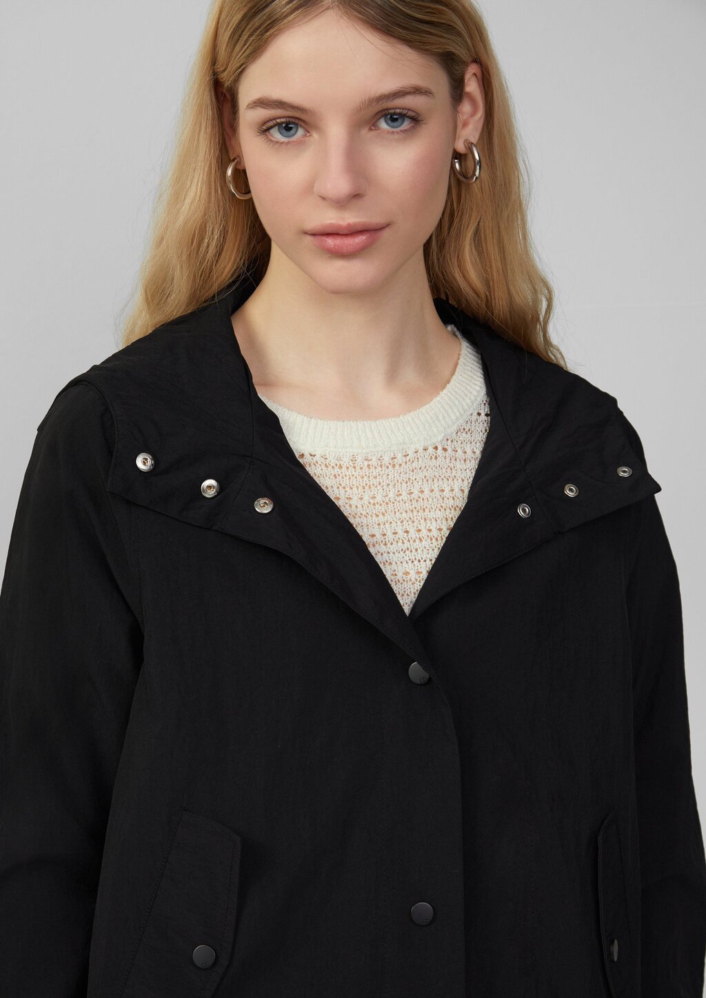 Nylon-Jacke mit Kapuze und verstellbarem Saum