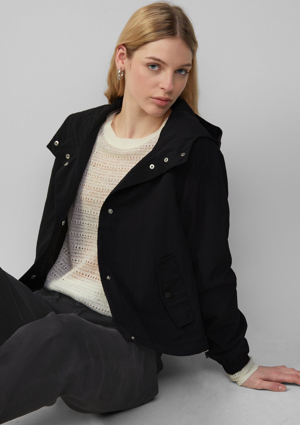 Nylon-Jacke mit Kapuze und verstellbarem Saum