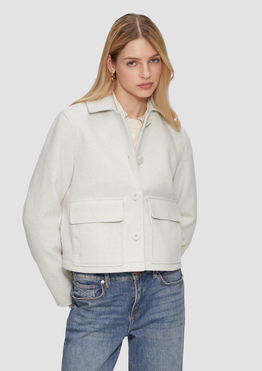 Kurze Jacke in Wolloptik mit aufgesetzten Taschen