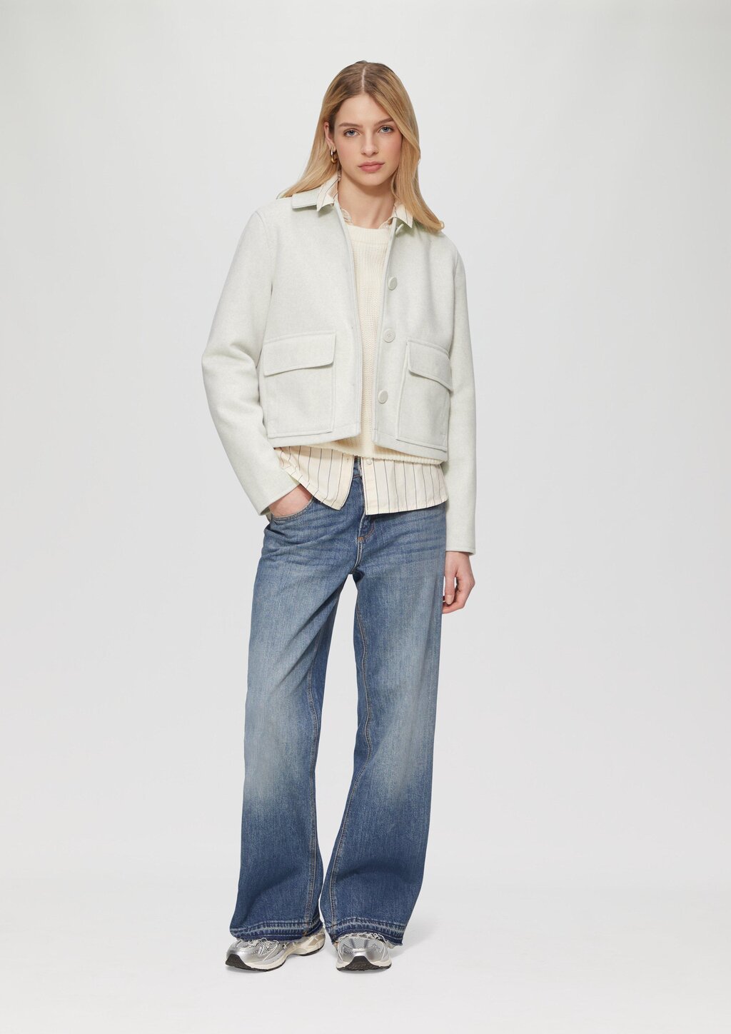 Kurze Jacke in Wolloptik mit aufgesetzten Taschen