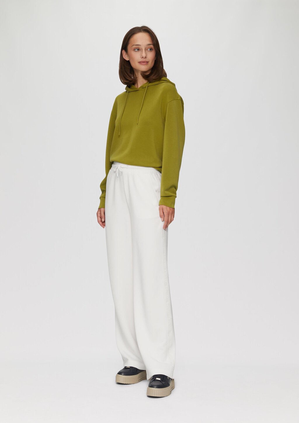 Scuba-Hose mit Wide-Leg und Logo-Detail an der Seitennaht