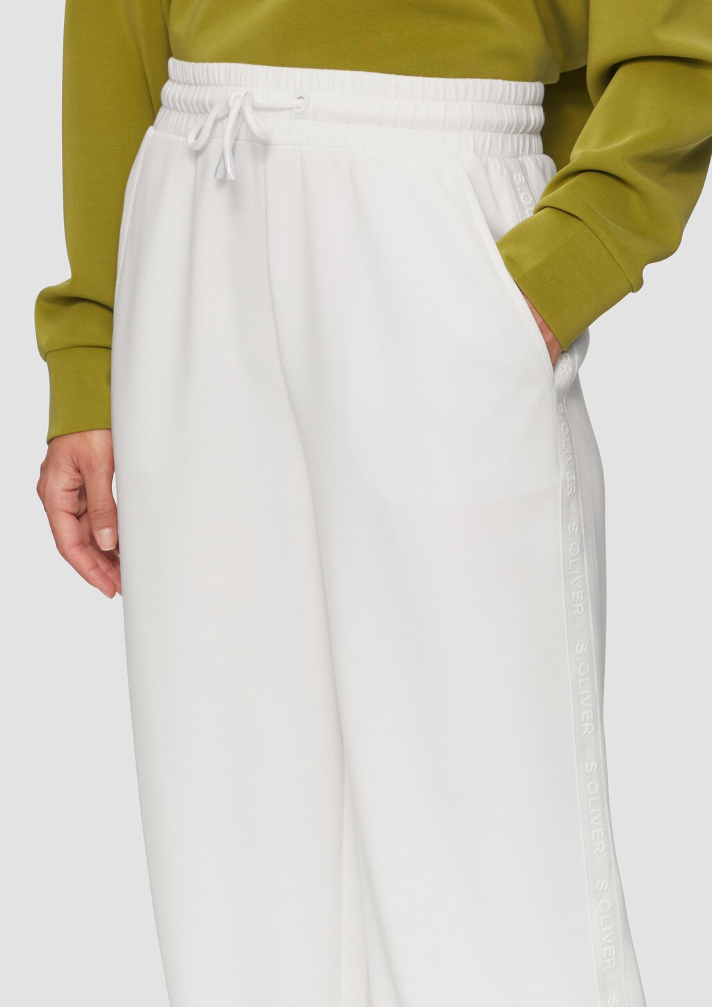 Scuba-Hose mit Wide-Leg und Logo-Detail an der Seitennaht