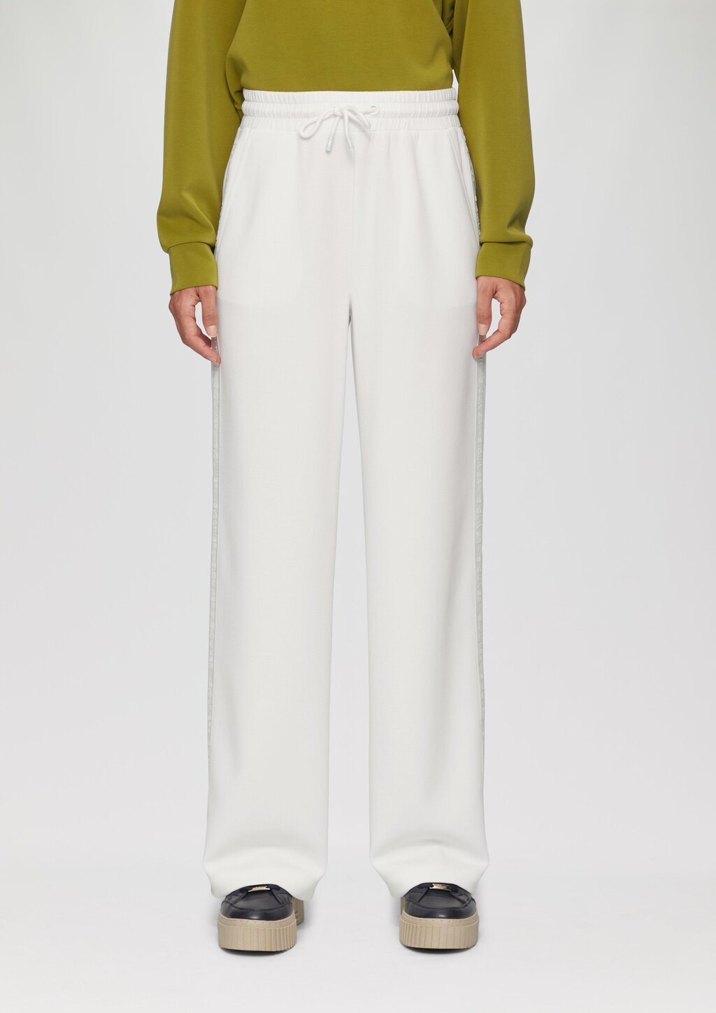 Scuba-Hose mit Wide-Leg und Logo-Detail an der Seitennaht