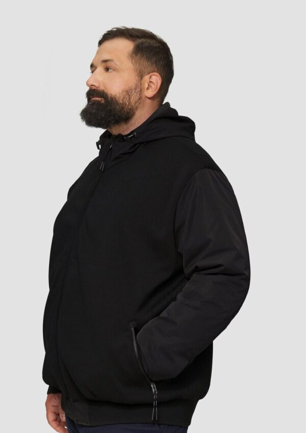 Jacke mit innovativem Materialmix und Kapuze