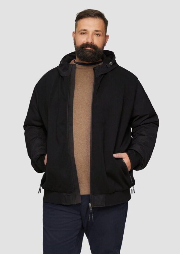 Jacke mit innovativem Materialmix und Kapuze