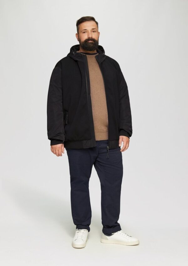 Jacke mit innovativem Materialmix und Kapuze