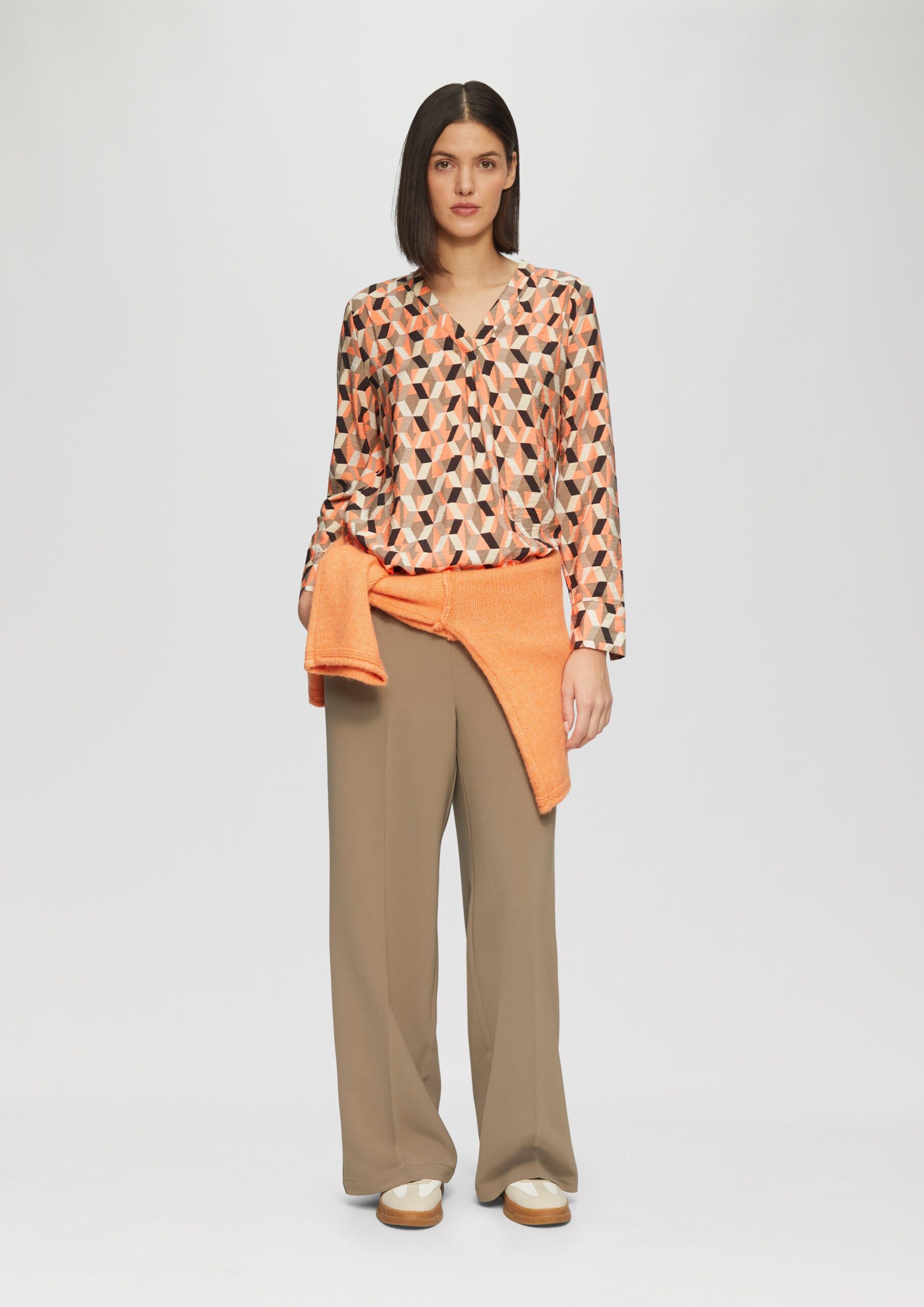 Strukturierte Bluse mit V-Ausschnitt