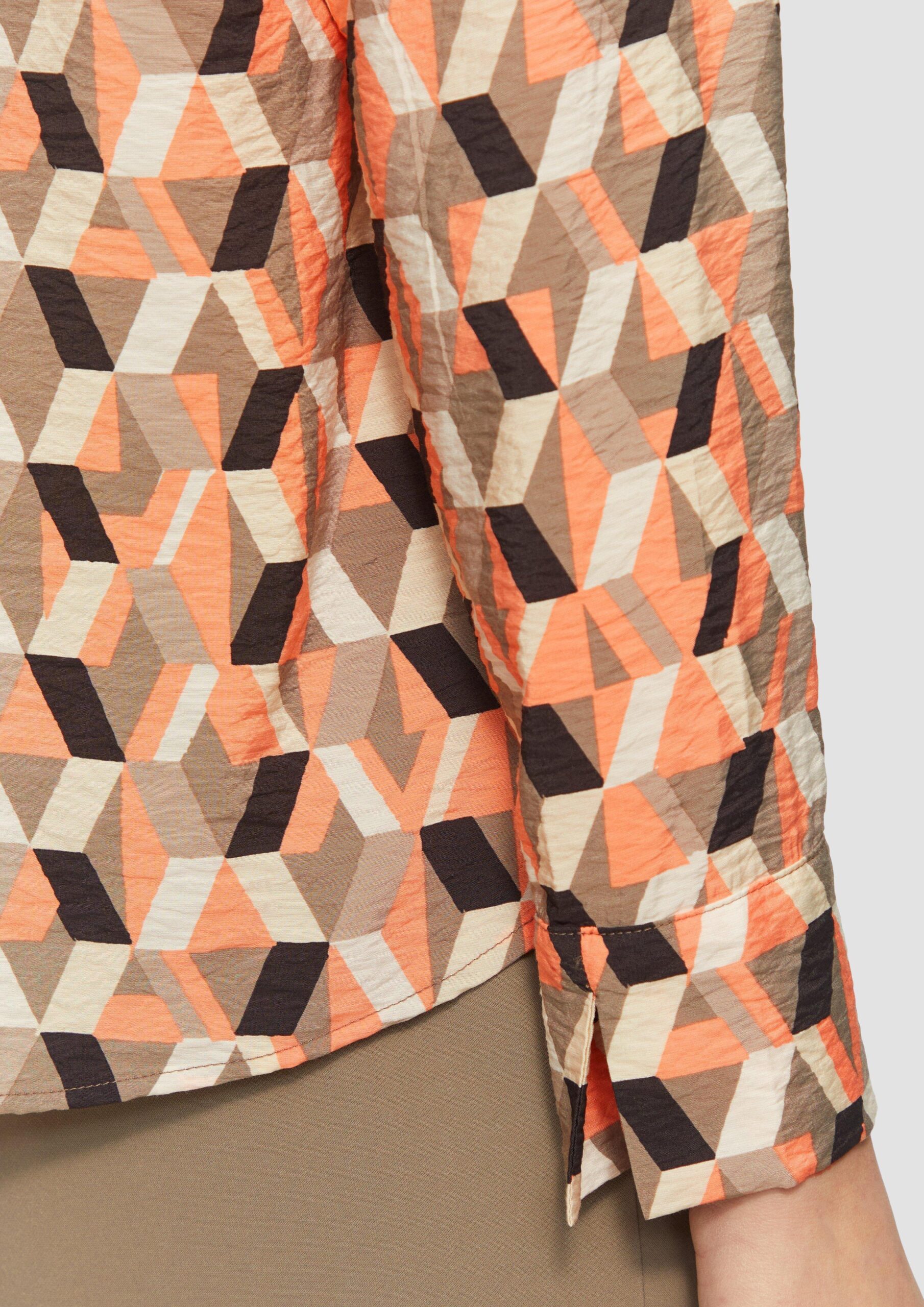 Strukturierte Bluse mit V-Ausschnitt