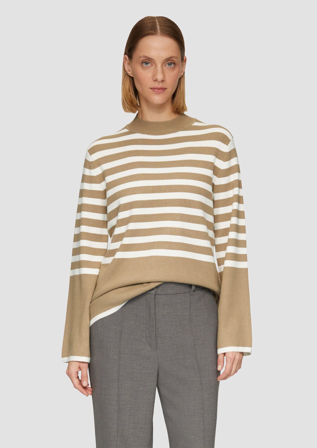 Gestreifter Strickpullover mit ausgestellten Ärmeln