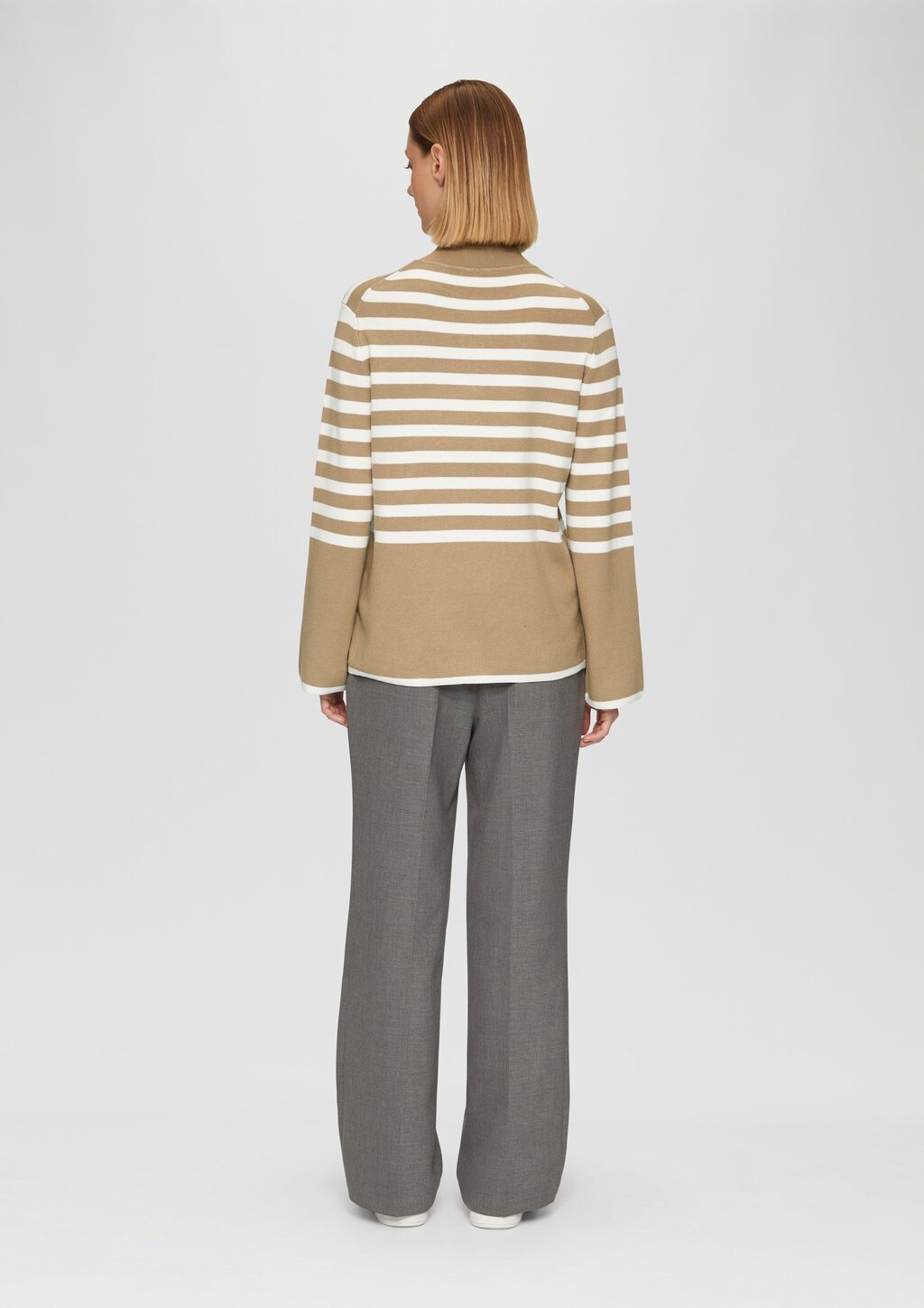 Gestreifter Strickpullover mit ausgestellten Ärmeln