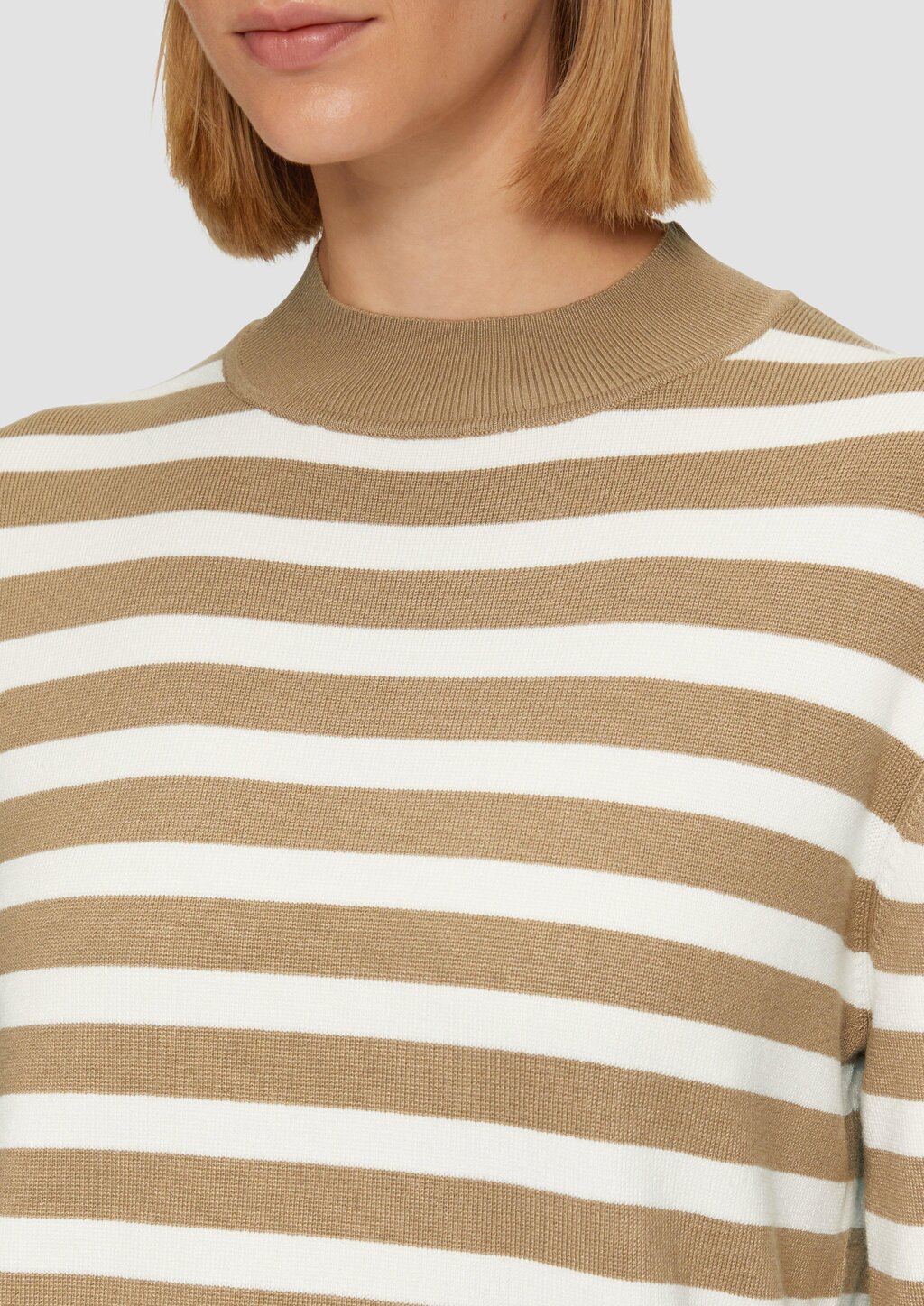 Gestreifter Strickpullover mit ausgestellten Ärmeln