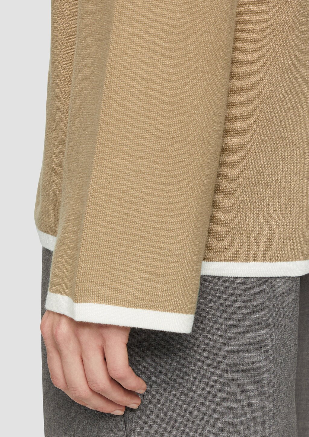 Gestreifter Strickpullover mit ausgestellten Ärmeln