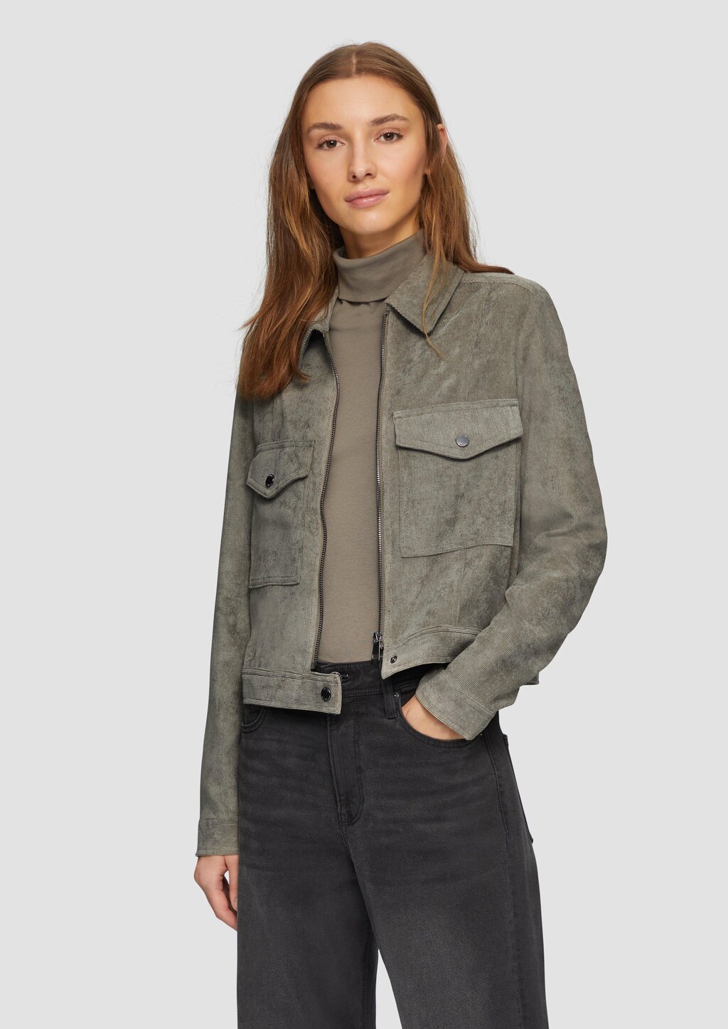 Kurze Cordjacke mit aufgesetzten Taschen