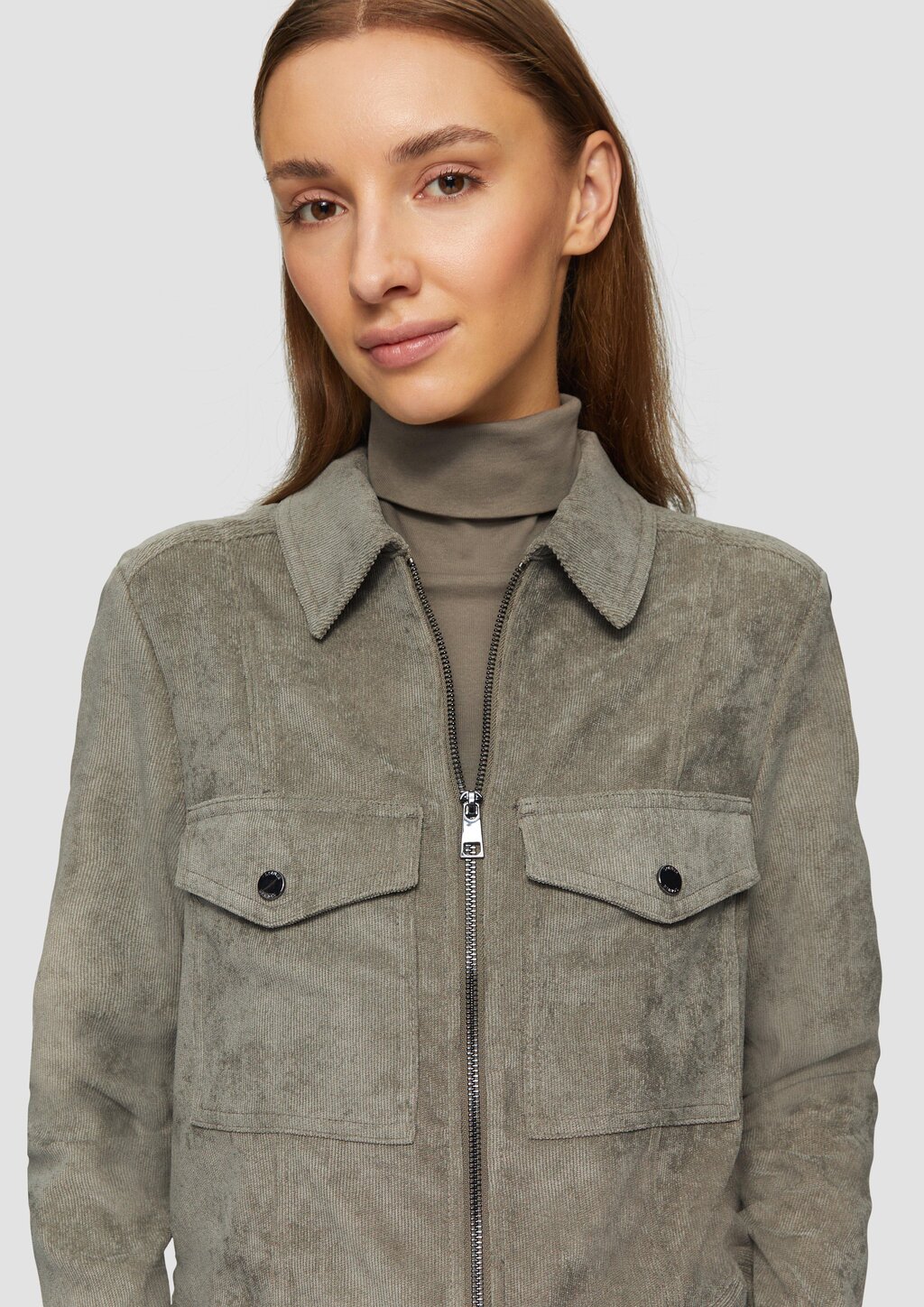 Kurze Cordjacke mit aufgesetzten Taschen