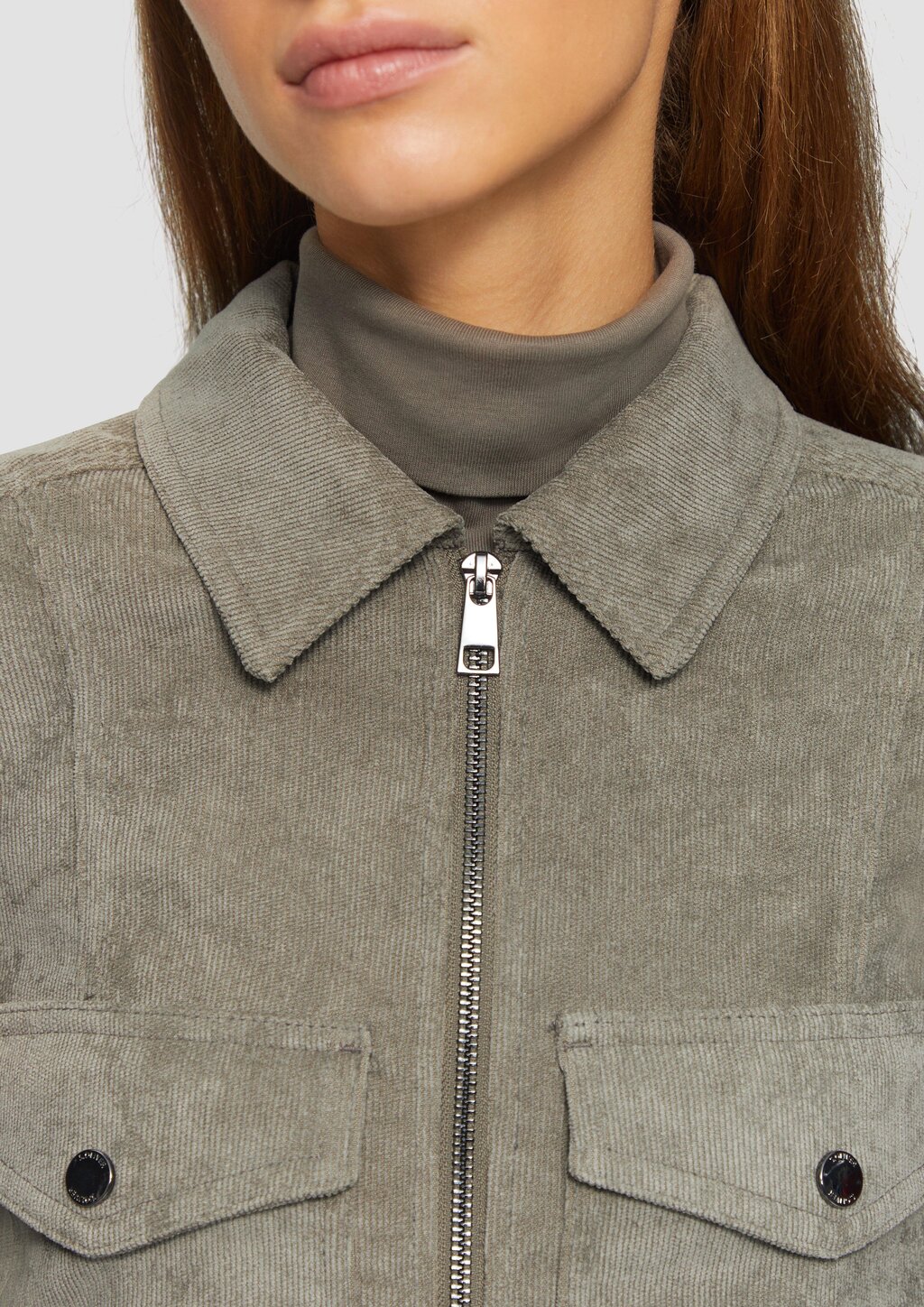 Kurze Cordjacke mit aufgesetzten Taschen