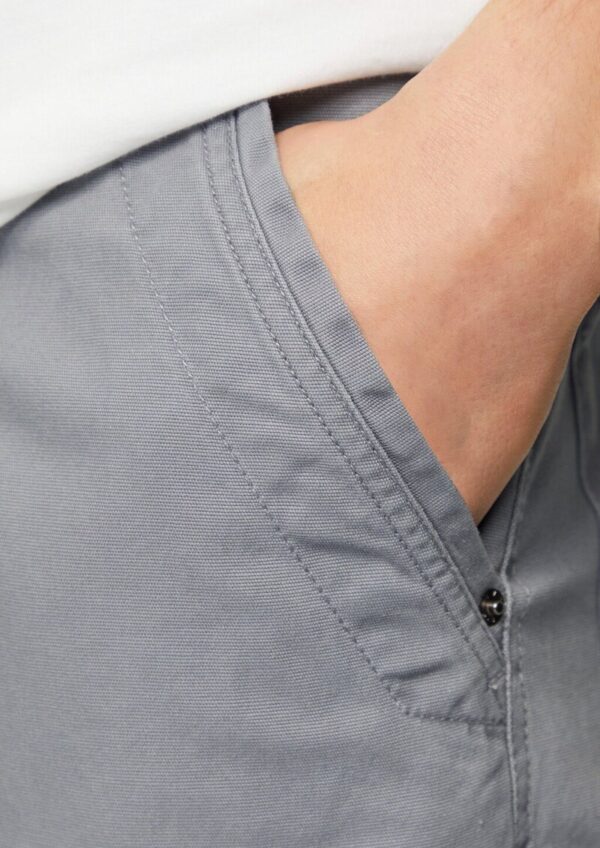 Sportive Chino im Utility-Stil