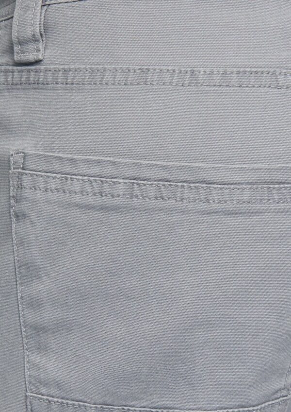 Sportive Chino im Utility-Stil