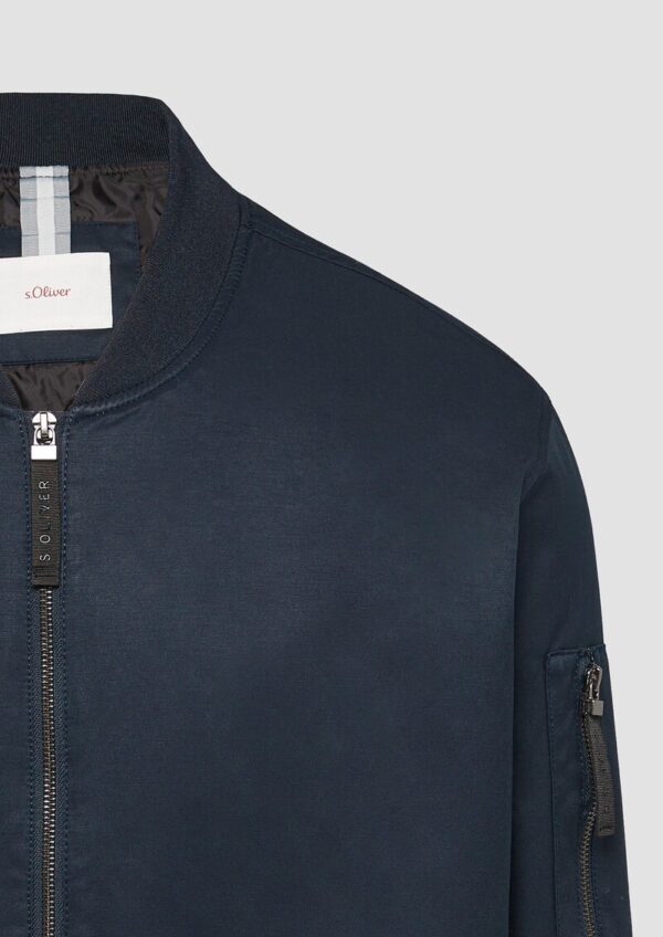 Bomberjacke mit sportiven Details