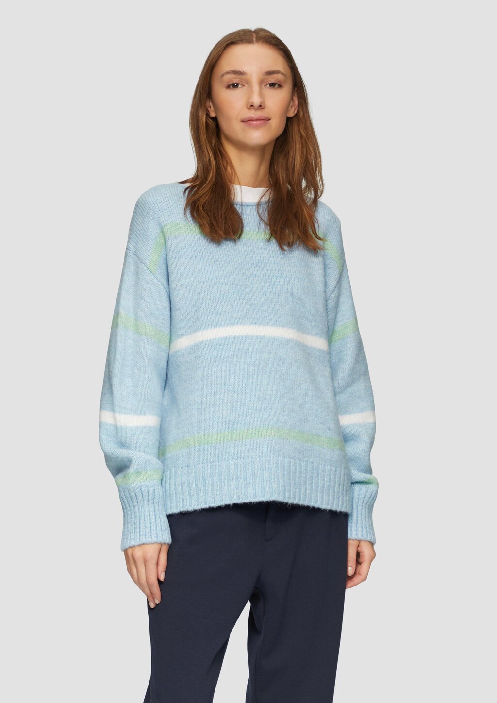 Gestreifter Strickpullover mit Rollkante