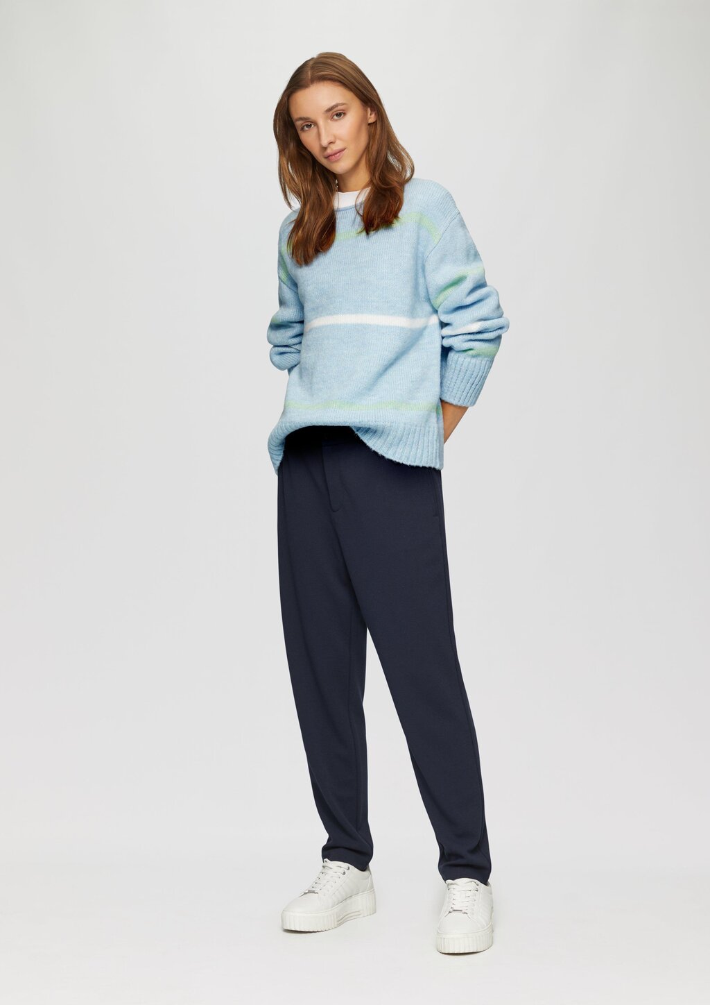 Gestreifter Strickpullover mit Rollkante