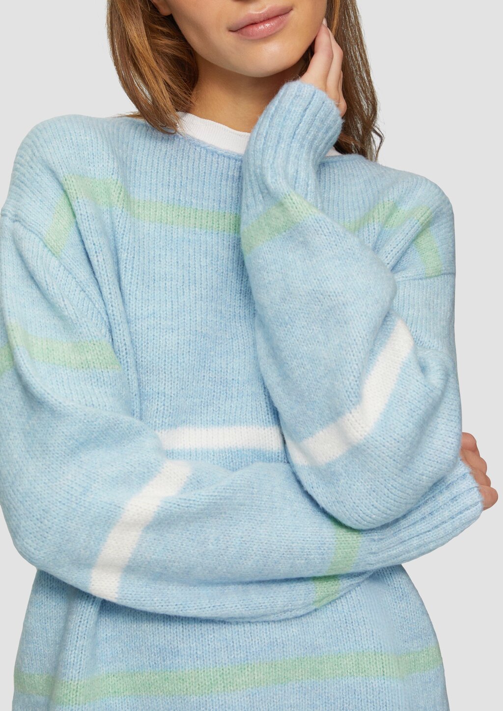 Gestreifter Strickpullover mit Rollkante