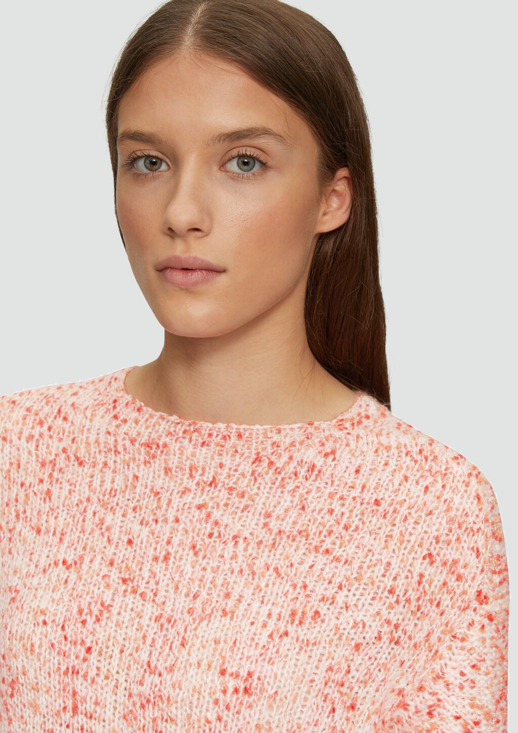 Melierter Strickpullover mit weiten Ärmeln