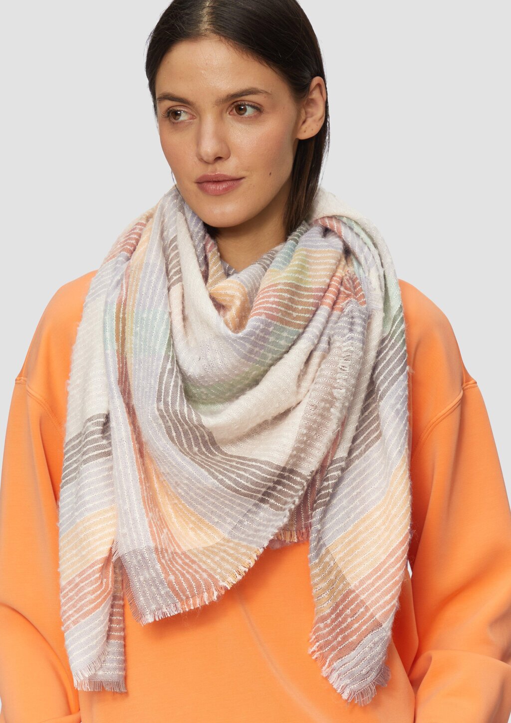 Quadratischer Schal mit Karomuster