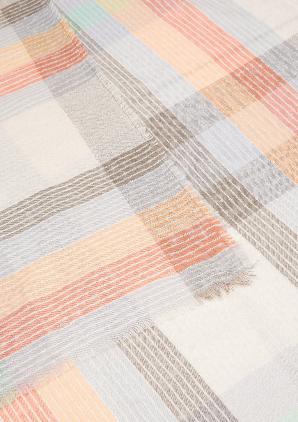 Quadratischer Schal mit Karomuster