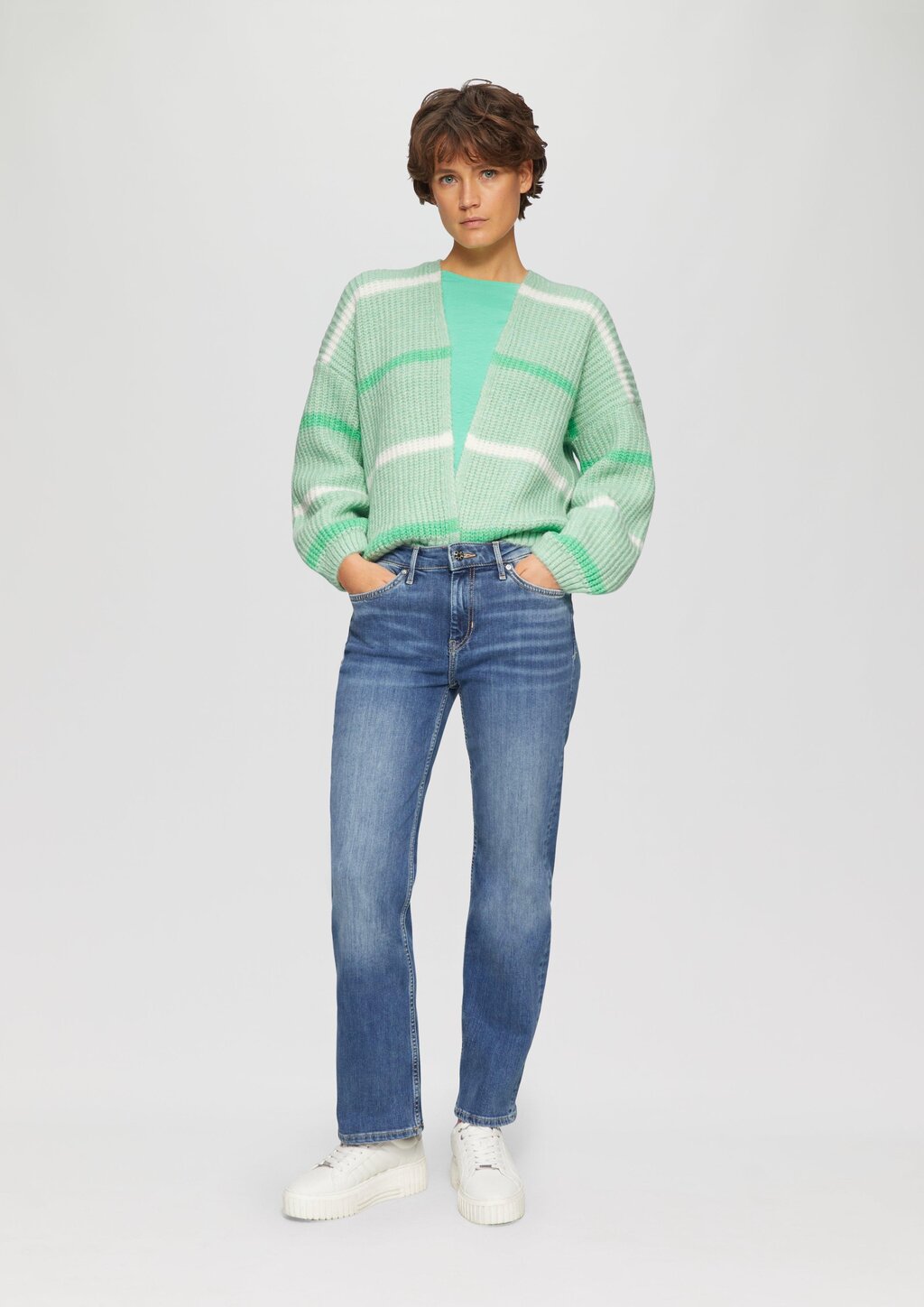 Kurzer Cardigan mit überschnittenen Schultern