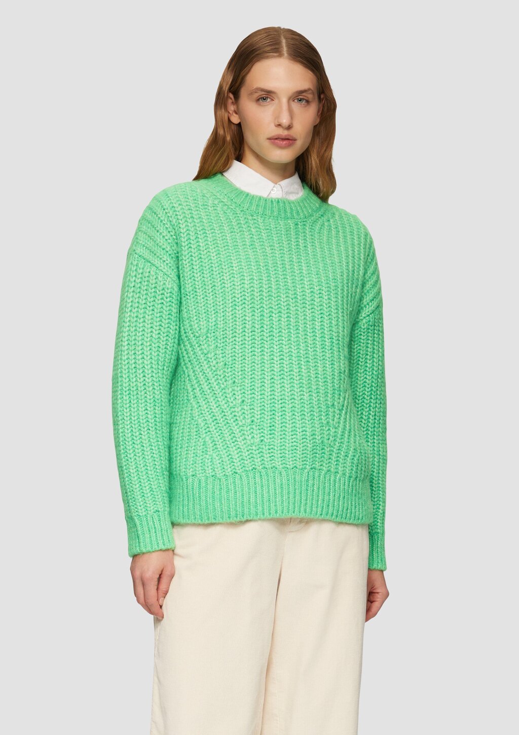 Weicher Grobstrickpullover mit überschnittenen Schultern