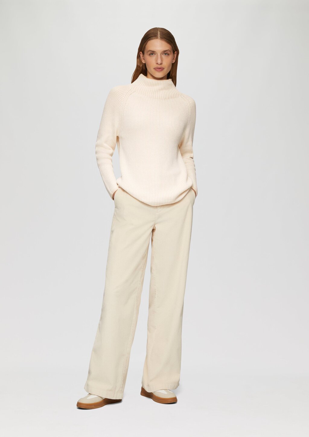 Zweifarbiger Strickpullover mit Stehkragen