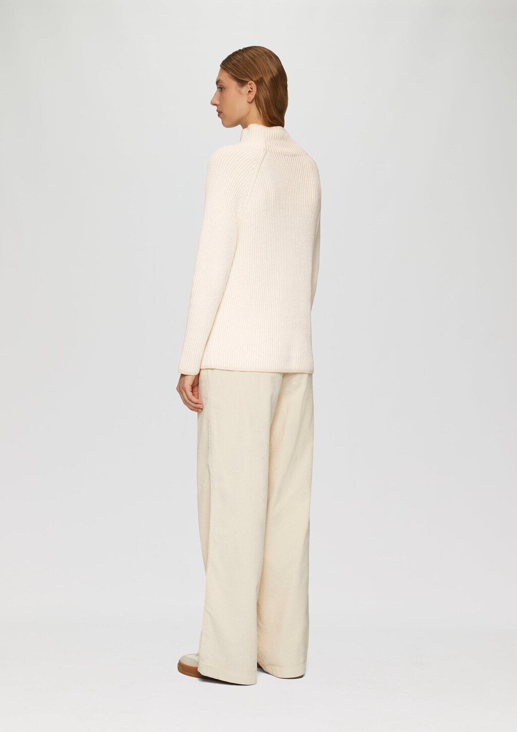 Zweifarbiger Strickpullover mit Stehkragen