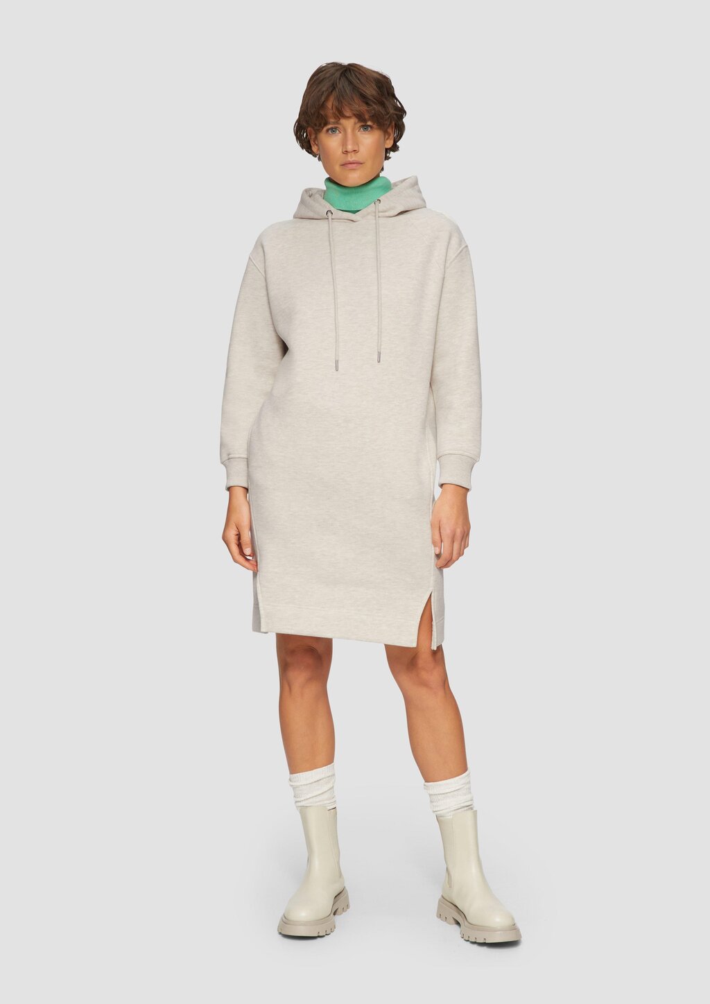 Sweat-Kleid mit seitlichen Eingrifftaschen und Schlitzen