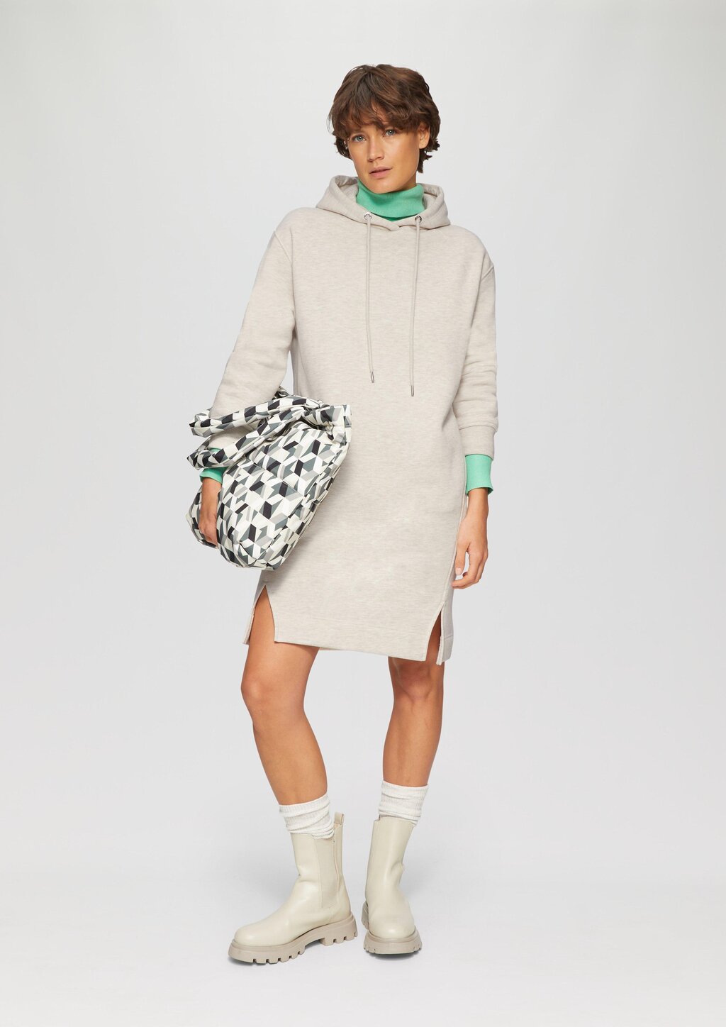 Sweat-Kleid mit seitlichen Eingrifftaschen und Schlitzen